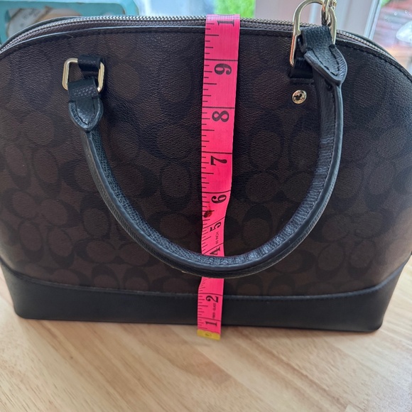 Coach Handbags - Coach beautiful Coach bag in wonderful condition